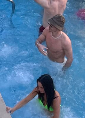 Джак Грийлиш се охлажда в басейн с брюнетка