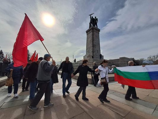 Един от протестите започна пред самия паметник в Княжеската градина, а привържениците му се хванаха за ръце и направиха жива верига около него.