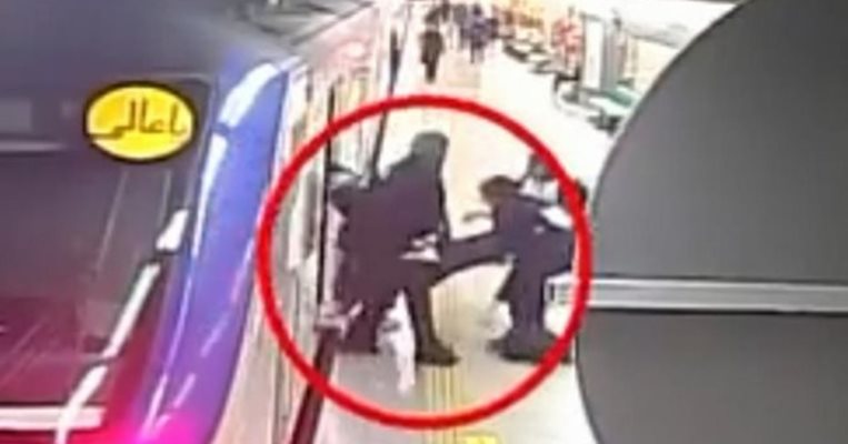 Кадър от видео, на което се вижда как нравствената полиция извлича 16-годишната Армита от метрото Кадър: Ютуб/skynews