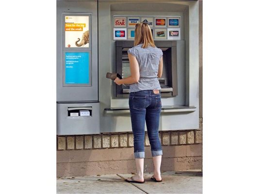 Апаши използват хитри начини, с които да източат банкоматите, пълни с пари.