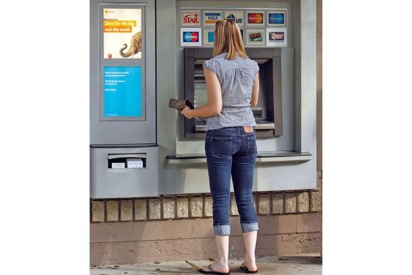 Апаши използват хитри начини, с които да източат банкоматите, пълни с пари.
