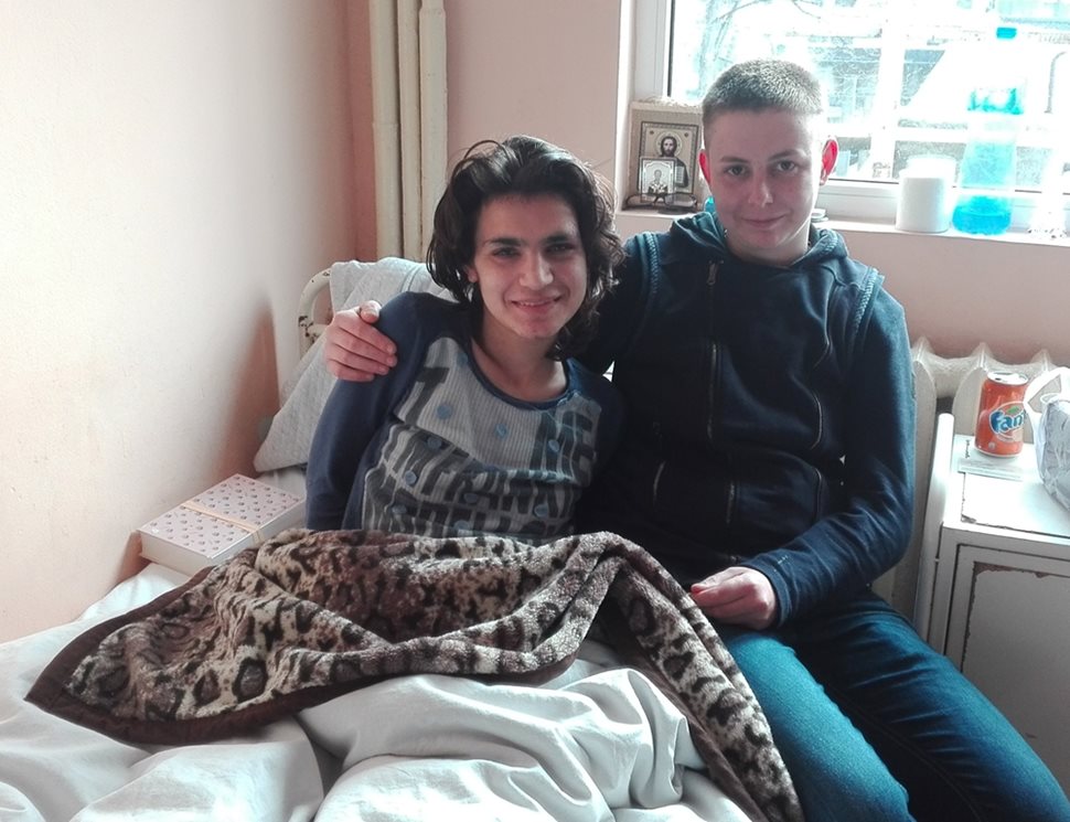 Николета Стоянова (вдясно) е до Антония и след лечението на момичето в болница.