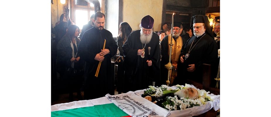 Патриарх Неофит води опелото на Добре Добрев в църквата в Байлово
