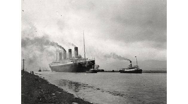 "Титаник" потъва заради аномалията. 