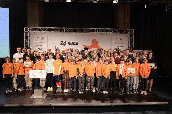 Учениците от 4-и клас в столичното 119-о училище (с оранжевите униформи) получиха открит урок по доброта от "Достойните Българи". СНИМКИ: НИКОЛАЙ ЛИТОВ, ЙОРДАН СИМЕОНОВ, ГЕОРГИ КЮРПАНОВ, ВЕЛИСЛАВ НИКОЛОВ, РУМЯНА ТОНЕВА