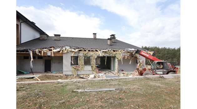 Премахват имота на Румен Гайтански-Вълка край язовир „Искър”
Снимка: Николай Литов