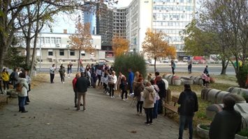 Родители протестират срещу онлайн ученето пред РЗИ - Пловдив (снимки)