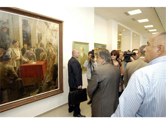 Калина Тасева е нарисувала приемането на нови членове на БКП. Картината е от Пазарджишката художествена галерия. Министър Рашидов разказва на премиера нейната история.
