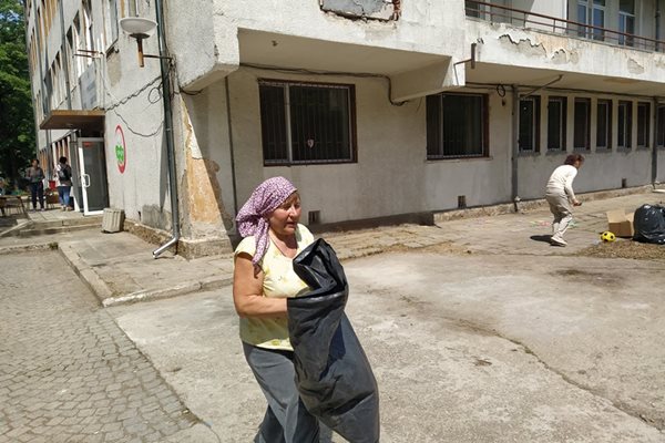 Пета седмица жени от Украйна изнасят боклуци от бившата Белодробна болница.