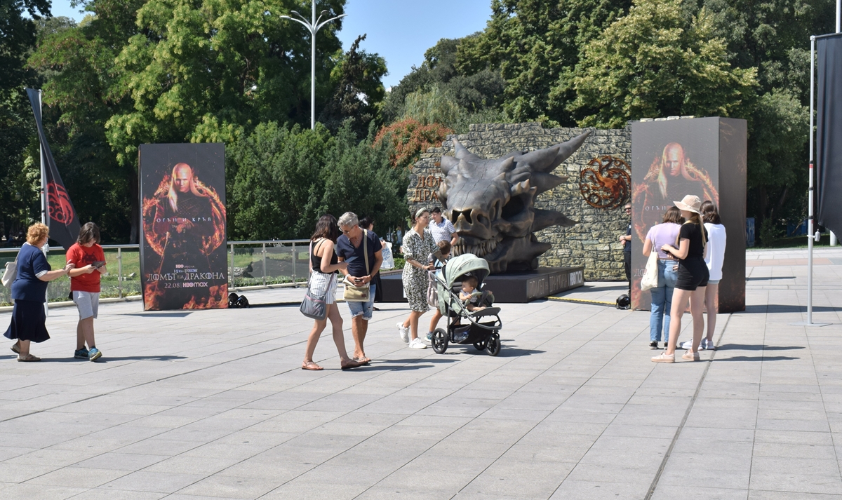 Страховит драконов череп на площада в Пловдив (снимки)