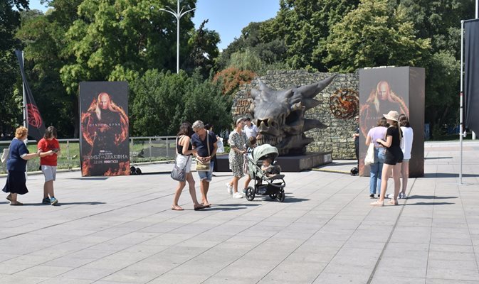 Пловдивчани се спираха, за да видят от близо огромният модел на драконов череп. Снимки: Авторът