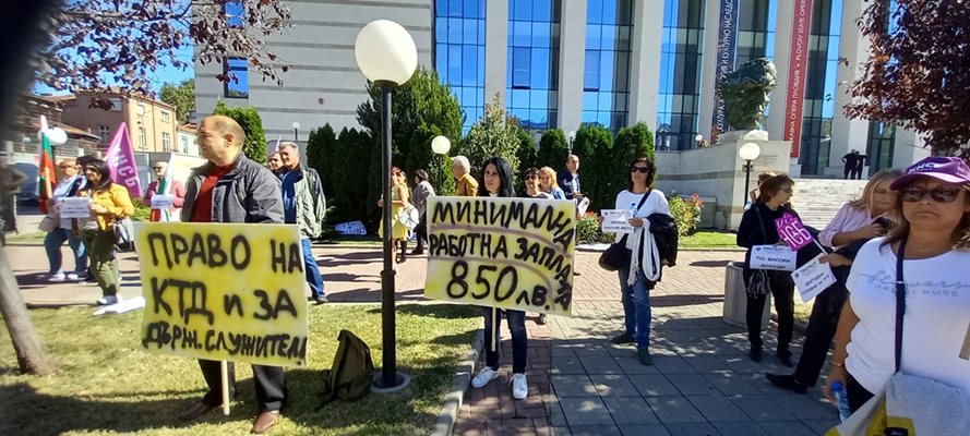 Протестиращите настоява за право за сключване на колективен трудов договор и минимална работа заплата от 850 лева.