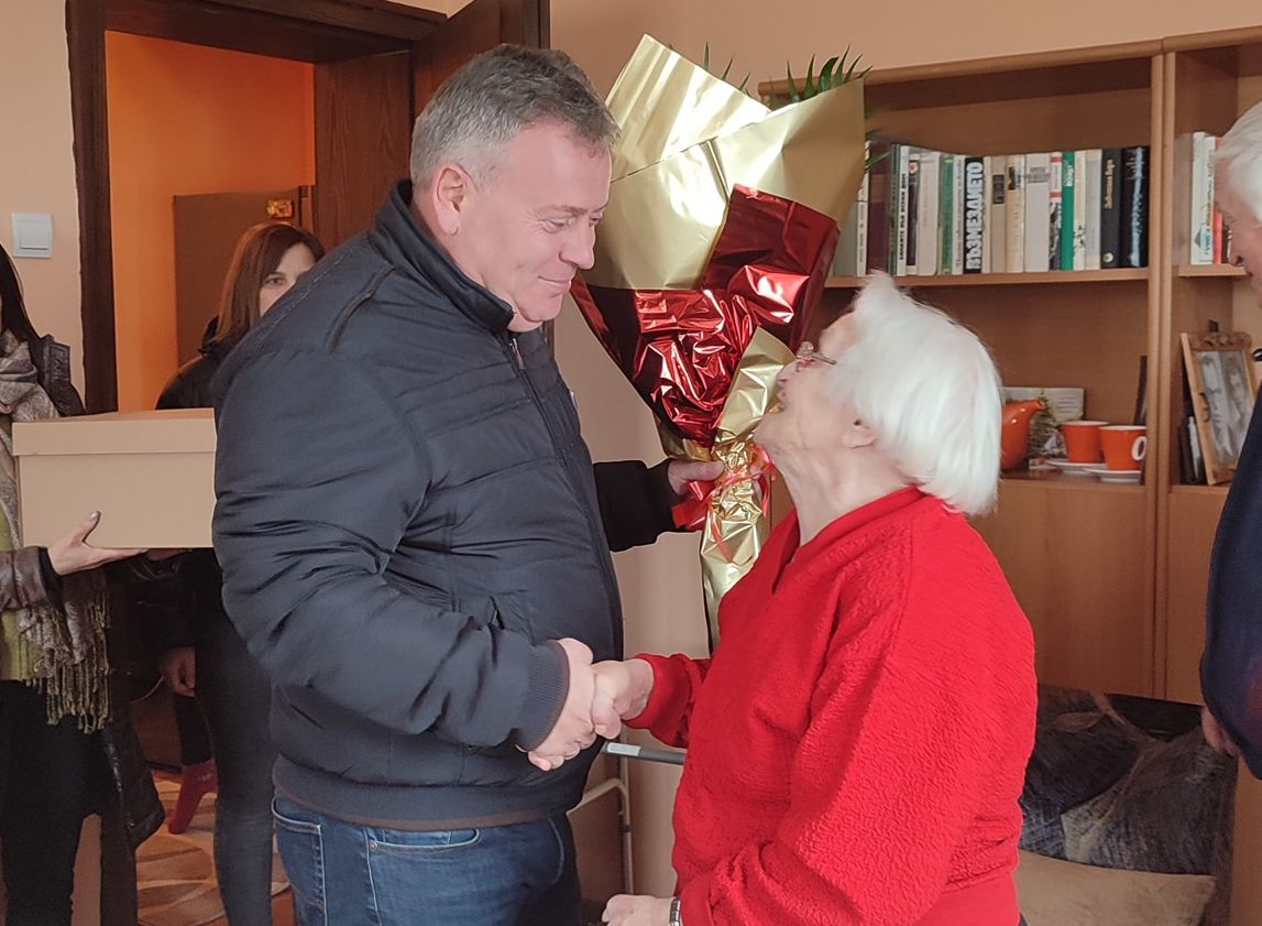 Баба Станка от Рудозем навърши 100 години, посети я кметът