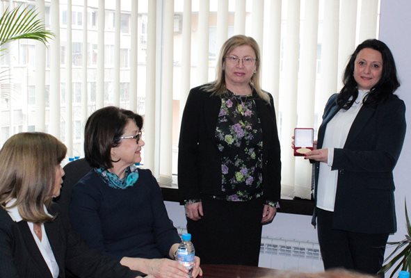 Председателят на НПББ Наталия Илиева връчи плакет на адв. Калина Петрова (от дясно наляво)