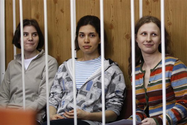 Момичетата от Pussy Riot слушат в клетка заседание на съда по делото срещу тях.