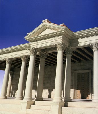 Компютърна възстановка на главната фасада на храма на Фортуна в Ескус.
ИЛЮСТРАЦИЯТА БЕ ПРЕДОСТАВЕНА ОТ ДОЦ. ГЕРГАНА КАБАКЧИЕВА