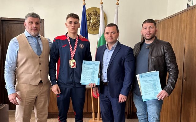 Кметът на Русе Пенчо Милков награди европейския шампион по бокс Викторио Илиев