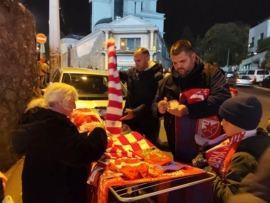 Български фенове, предвождани от Ради, купуват шалчета и други клубни артикули преди паметния мач