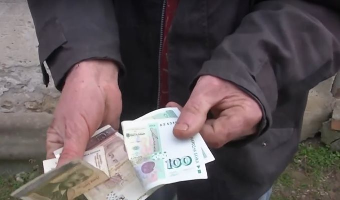 След побоя, въпреки сътресението и раните по лицето и тялото, пострадалият мъж е отказал лечение, тъй като няма средства Кадър: NOVA