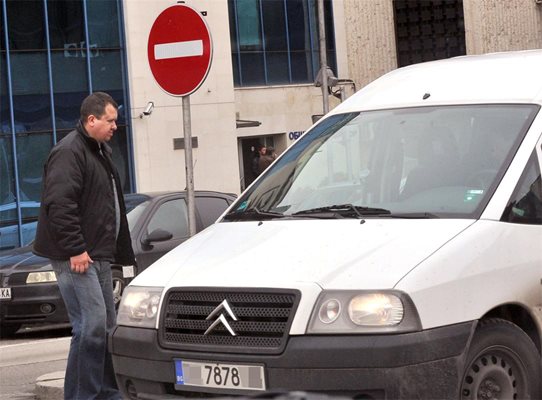 Друго си е човек да се вози в кола с такъв номер

Снимки: Владимир СТОЯНОВ и Николай МИНЧЕВ