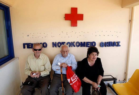 Възрастни гърци чакат за преглед в болница.