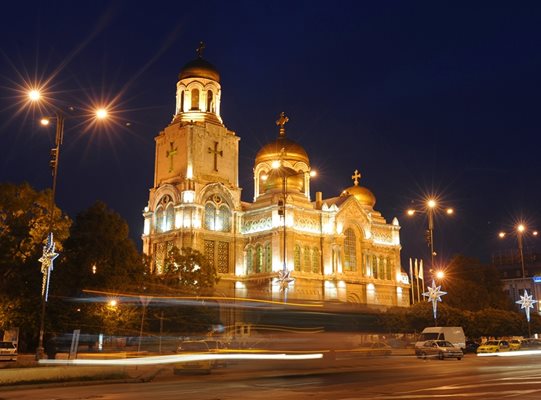 Катедралният храм "Св.успение Богородично" в центъра на Варна.