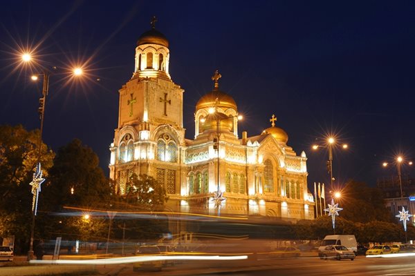 Катедралният храм "Св.успение Богородично" в центъра на Варна.