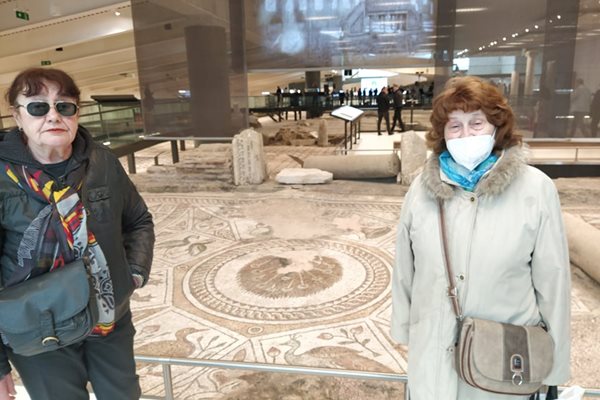 Археолозите Жени Танкова /вляво/ и Елена Кесякова, които проучиха базиликата.