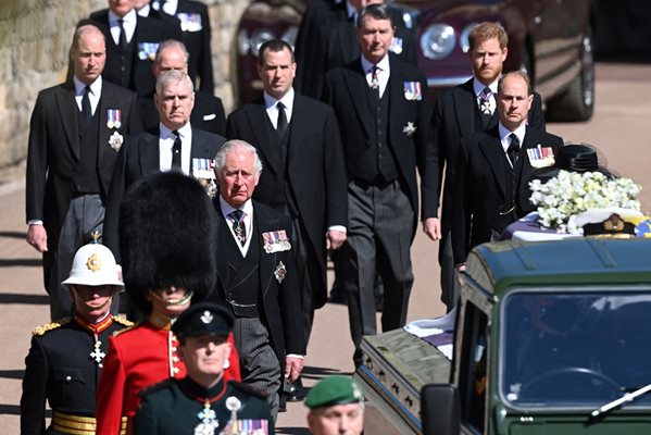 Децата, внуците и семейството на принц Филип вървяха след ковчега по време на процесията.