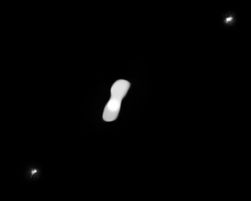 Странният астероид и неговите две луни.
(ESO/Vernazza, Marchis et al./MISTRAL algorithm [ONERA/CNRS])