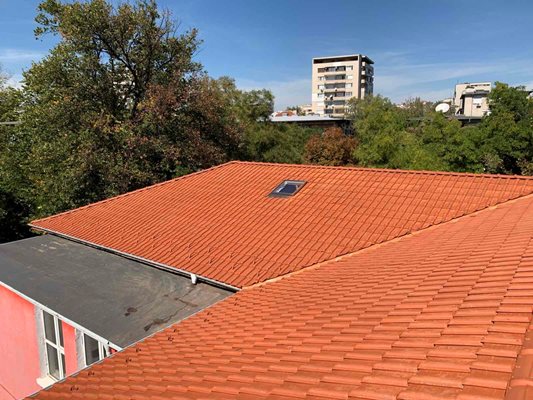 Покривът на ОУ "Душо Хаджидеков" е завършен напълно за рекордно кратък срок. Снимки: Община Пловдив