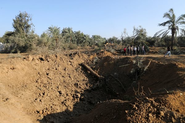 Заради напрежението между Палестина и Газа, в района е пълно с кратери от военни атаки Снимка: Ройтерс