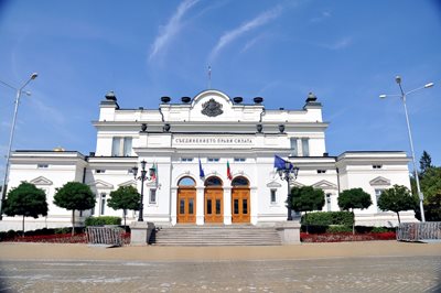 Сграда на парламента на площад “Народно събрание”.
СНИМКА: Архив