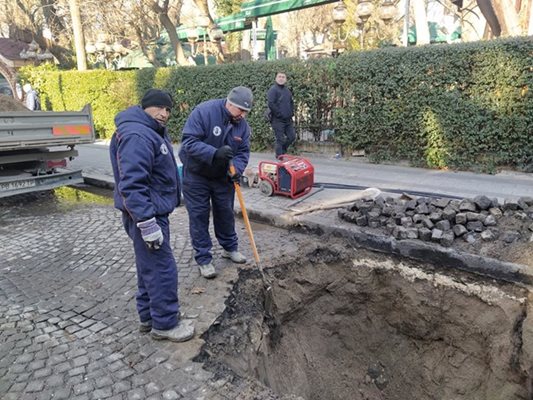 Служители на ВиК работят за отстраняването на повредите.