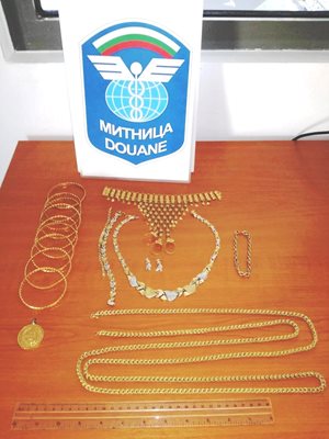 Задържаха контрабандни златни накити на "Капитан Андреево". СНИМКА: Агенция "Митници"