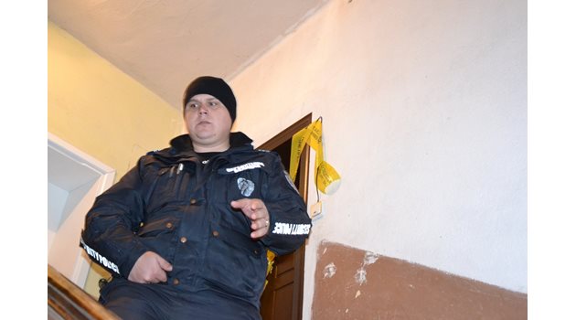 Апартаментът, в който е открит трупа на детето се охранява денонощно от полицай