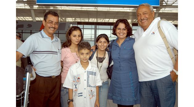 През 2007 г. Иван Гарелов посреща семейството на осиновения от него д-р Ахмед Мелиджи на летището.  СНИМКА: РУМЯНА ТОНЕВА
