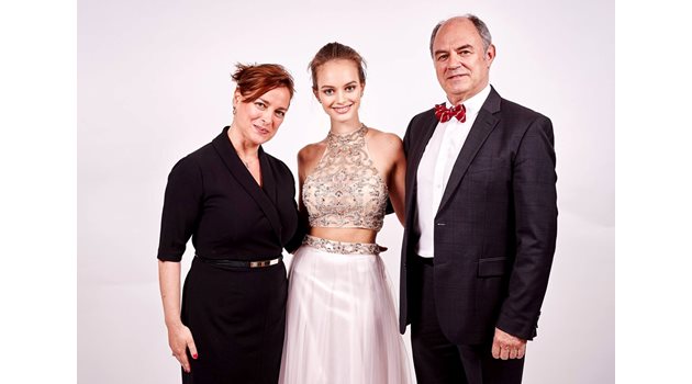 София Кузева заедно с дъщеря си Криста и съпруга си Панчо Чернев