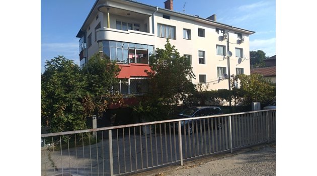 Бебето е полетяло от втория етаж на тази кооперация в Пловдив