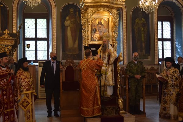 Кметът Здравко Димитров и ген. Явор Матеев присъстват на литургията. Снимки Авторът