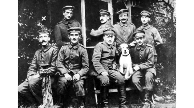 Адолф Хитлер (първият от ляво надясно) по време на Първата световна война служи на германско-френския фронт в състава на Баварски 16-и резервен полк. До края на войната достига звание ефрейтор.