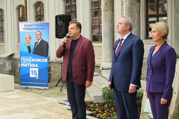 Даниел Панов представи кандидат-президентската двойка, подкрепена от ГЕРБ-СДС