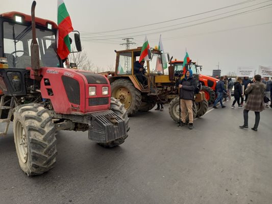 Протестиращите изкараха тракторите.