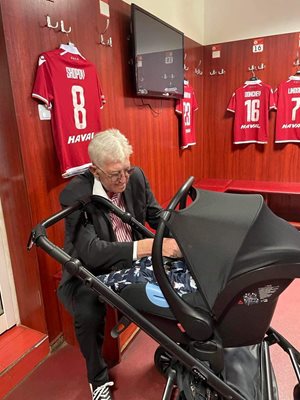 Джони заведе бебето в съблекалнята на ЦСКА