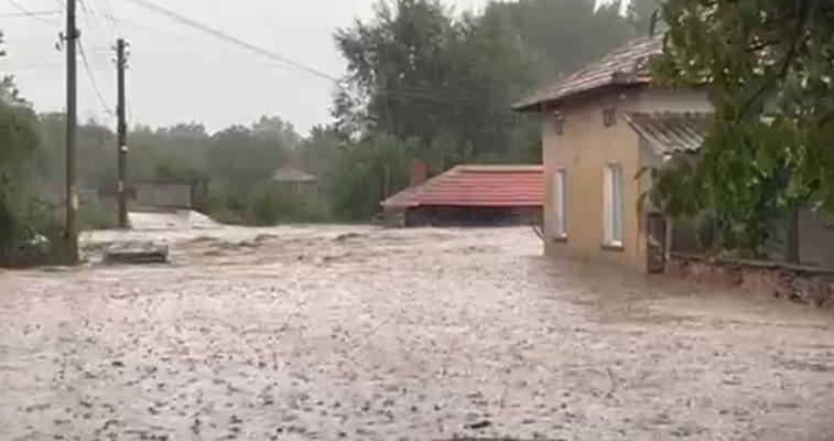 Улица в с. Богдан по време на наводнението. Снимка: Фейсбук