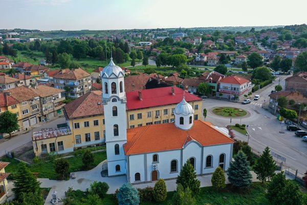 С празнична литургия в обновената църква  “Рождество на Пресвета Богородица” започва Денят на покровителите на Павликени св. св. Петър
и Павел.