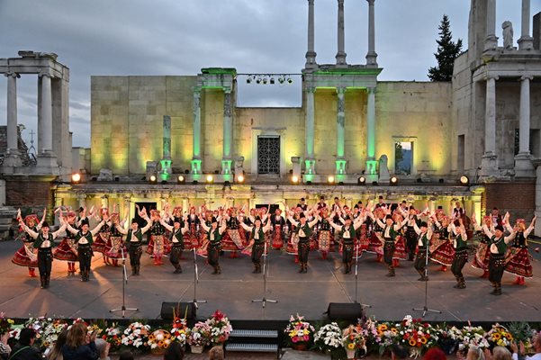 Трупата е от стожерите на фолклорното танцово изкуство.