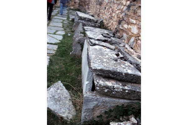 Гробът на Самуил на гръцкия остров Свети Ахил в Малкото Преспанско езеро. Реликвата тъне в руини.