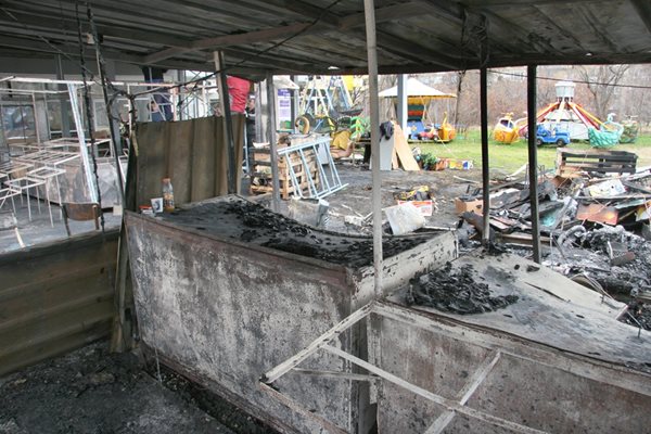 Собствениците на изгорелите сергии започнаха да ги възстановяват.