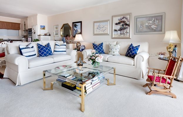 Новите калъфки на декоративните възглавници акцентират върху дивана и освежават интериора